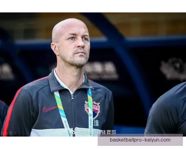 克鲁伊夫比赛阅读能力解析：战术视野与场上决策的典范